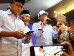 Sandi Datang, Spontanitas Pendukungnya Menyerahkan Sumbangan