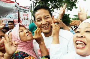 Saweran pun Diundat: Sandiaga dan Serangan Emak-Emak Militan