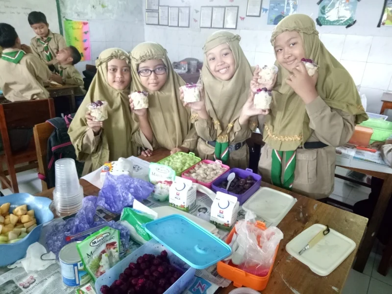 Diajari Membuat Salad dan Sandwich, Ternyata Begini Rasanya