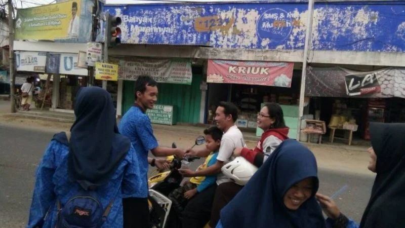 Rayakan Kelulusan dengan Cara Bagi-Bagi Takjil