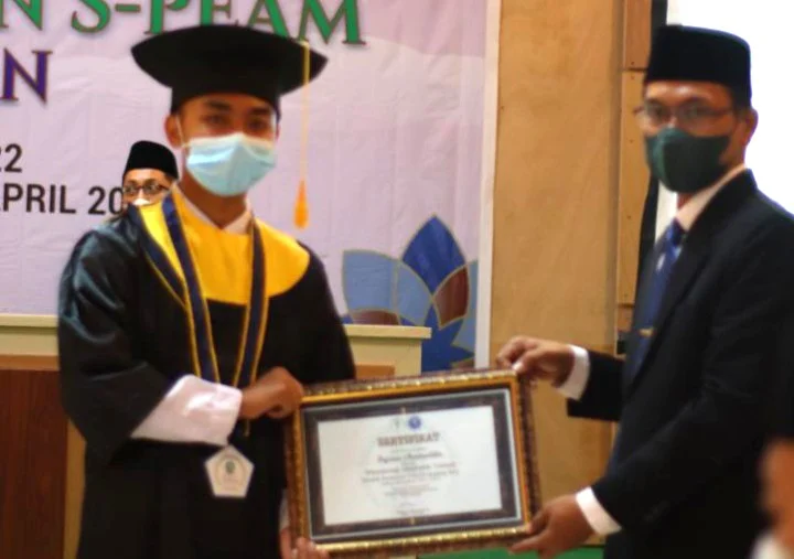 Hafal 20 Juz Santri Ini Jadi Wisudawan Berprestasi
