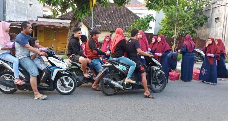 Santriwati Urunan untuk Sebarkan Berkah Ini