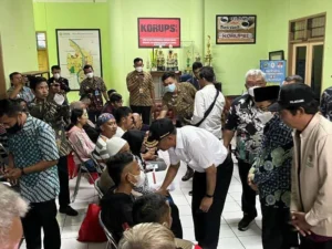 Tragedi Stadion Kanjuruhan, Orangtua Korban Peluk Menko Muhadjir Lalu Pingsan