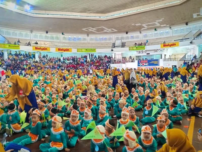 Tarian Massal Kemilau Nusantara Menggetarkan Dome UMM