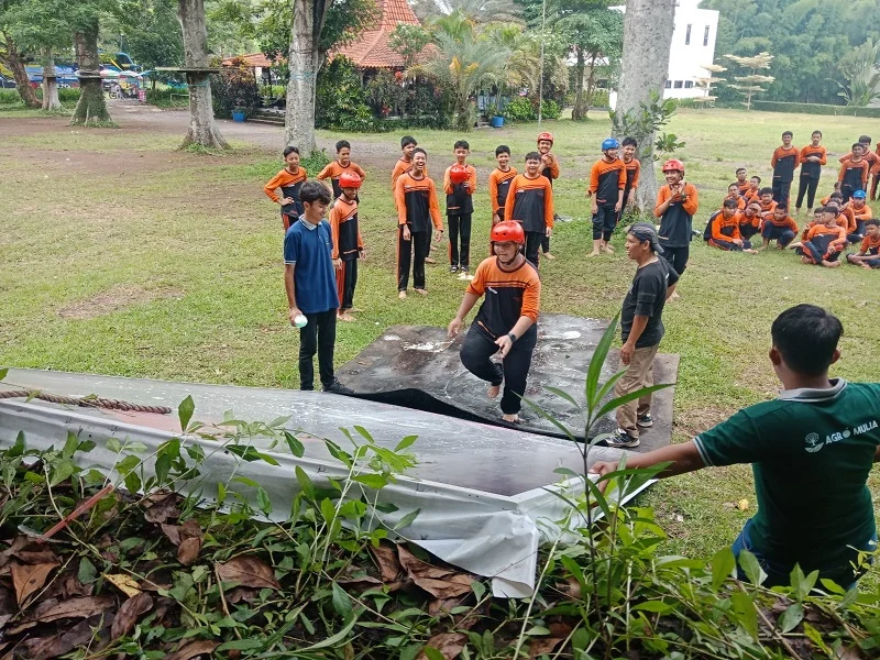 Water Wall, Serunya Game Siswa Spemdalas di Agro Mulia Prigen