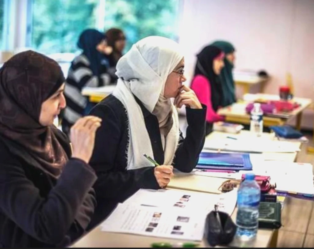 Tak Boleh Kuliah di Luar Negeri karena Mahram, Bagaimana Hukum yang Sebenarnya?