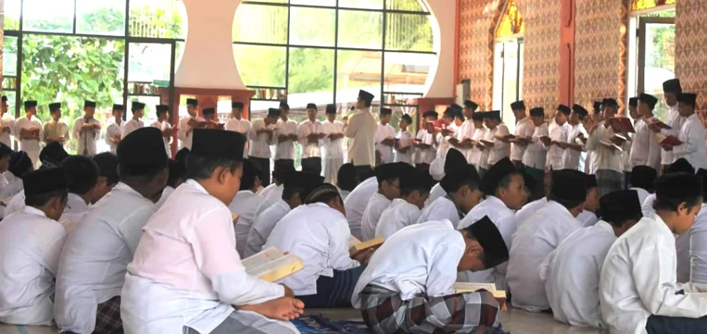 Pembahasan Lengkap Boleh Tidaknya Puji-pujian sebelum Shalat Berjamaah di Masjid