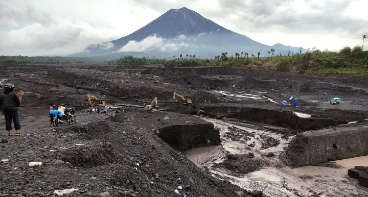 Kunjungi Ranting Kaliuling, Tim Lazismu Terjebak 3 Jam di Curah Kobokan
