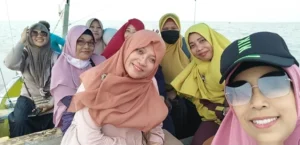 Gembiranya Orang Babat Ini Naik Perahu di Kenjeran