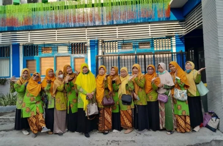 Saat Nenek 70 Tahun Ini Nostalgia di SD Musix Surabaya