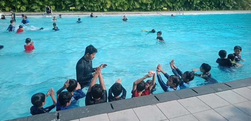 Senangnya Belajar Renang Siswa SD Almadany