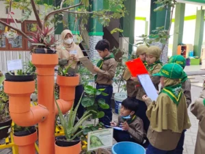 STS, Siswa SD Almadany Menanam Toga