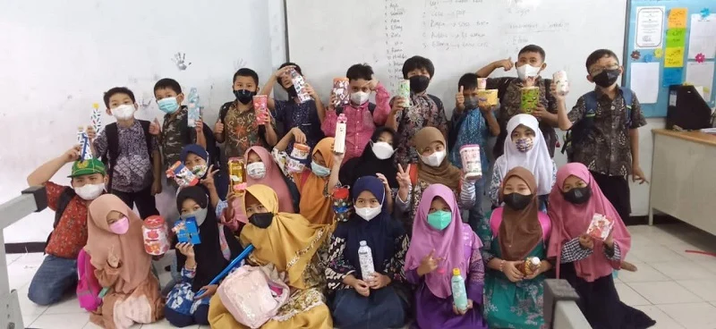 SD Mugeb Ajak Siswa Buat Kotak Infak dari Kardus