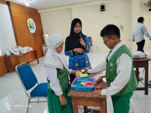 Siswa SD Muri Belajar Gizi Seimbang di Orangtua Mengajar