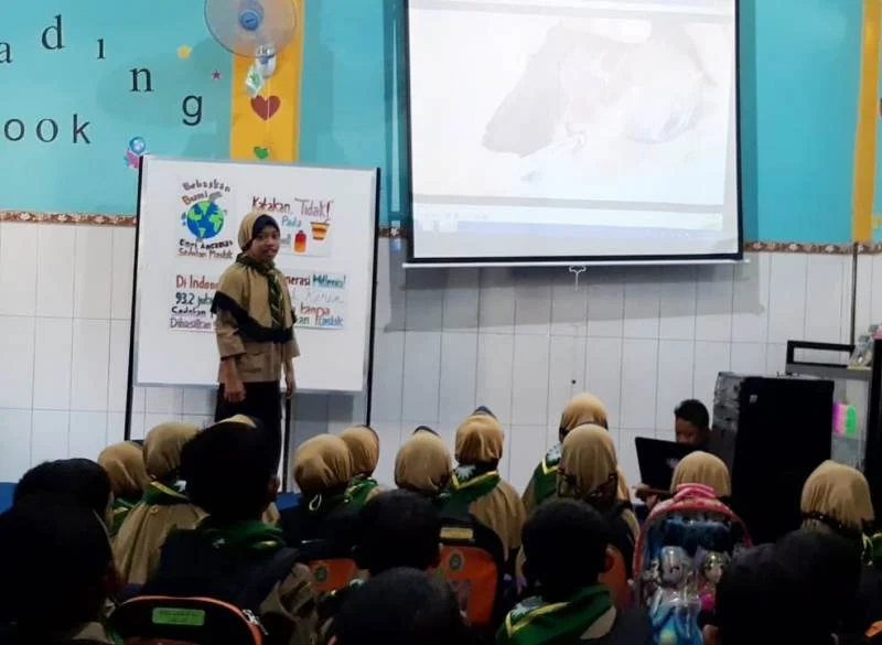 Di Balik Sampah Sedotan, Ada Bahaya seperti Ditunjukkan Anak Ini