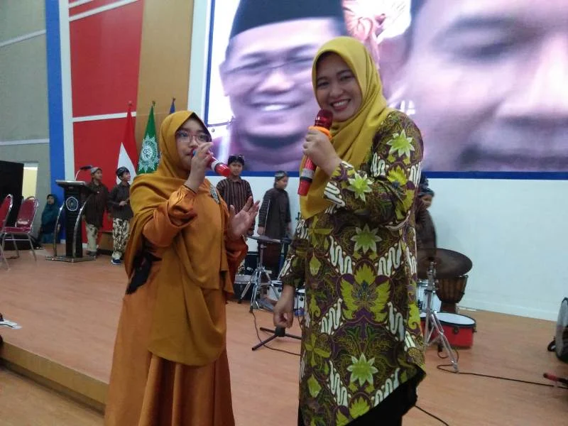 Penonton Mencari Sumber Suara Merdu Mirip Nisa Sabyan di Milad