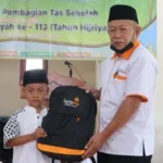 Lazismu Bondowoso Bagikan Perlengkapan Sekolah