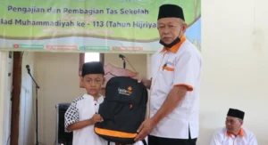 Lazismu Bondowoso Bagikan Perlengkapan Sekolah