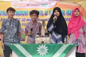 Kardus Bekas Diubah Jadi Kreasi Lamsura di UKK Sekolah Inovatif Ini
