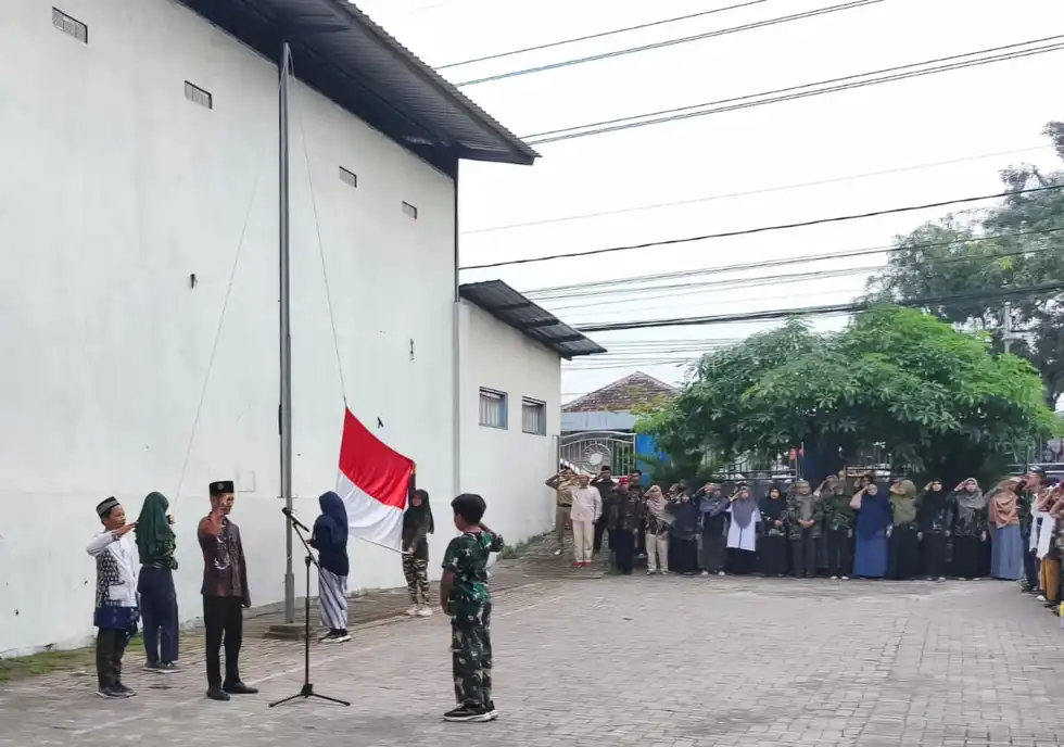 Sekolah Kreatif SD Muhammadiyah 1 Menganti Gelar Upacara Hari Pahlawan
