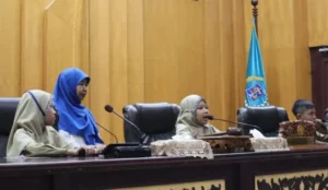 Kunjungi DPRD Kota Surabaya, Siswa Sekolah Inovatif Pimpin Sidang Paripurna