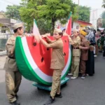 Semangka Palestina Jadi Maskot Pawai Hari Pahlawan Sekolah Kreatif