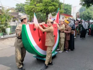 Semangka Palestina Jadi Maskot Pawai Hari Pahlawan Sekolah Kreatif