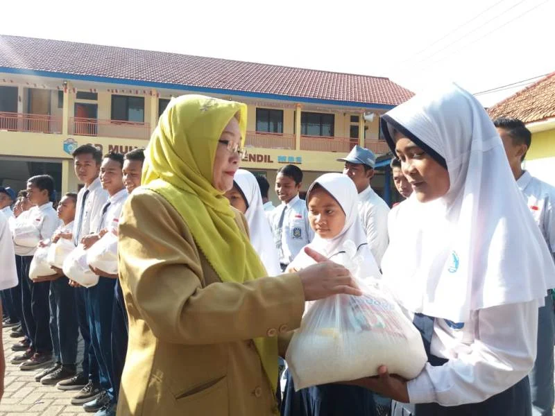 Di Sekolah Ini, Usai Upacara Ada Pembagian Sembako