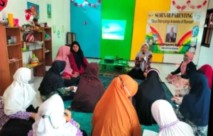 Seminar Parenting KKN Umsida Edukasi Orangtua Dampingi Anak di Rumah