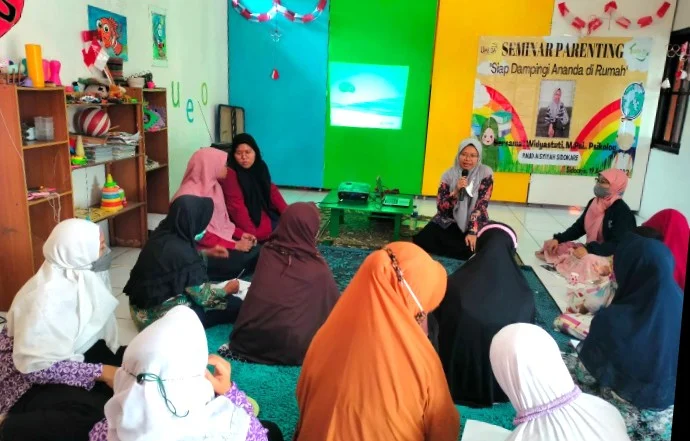 Seminar Parenting KKN Umsida Edukasi Orangtua Dampingi Anak di Rumah