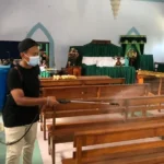 Semprot Disinfektan Masjid dan Gereja