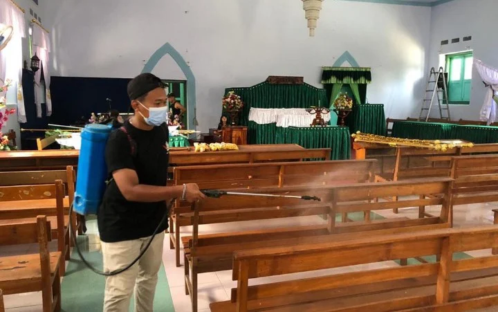 Semprot Disinfektan Masjid dan Gereja