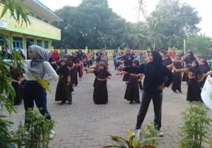 Senam Koplo Hangatkan Pagi di Bawean, Ini Manfaatnya