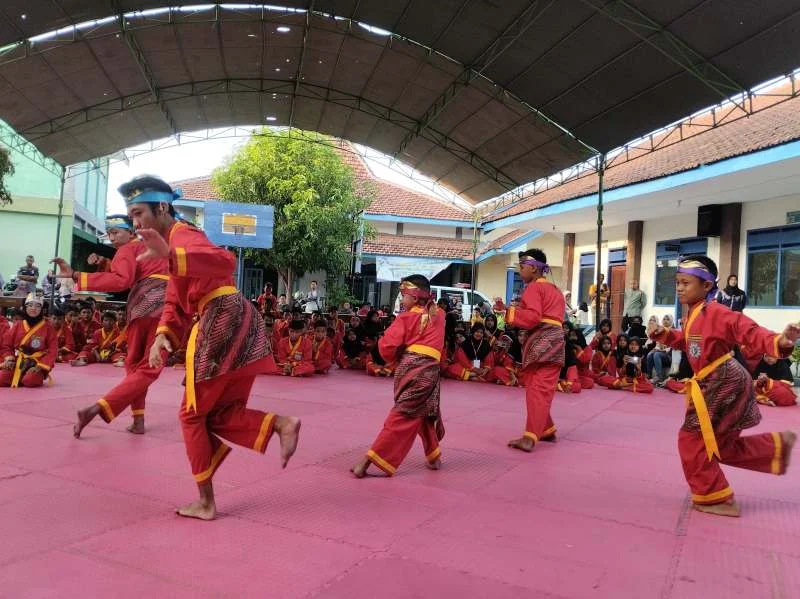 Atraksi Jurus Seni Lembu dan Kipas Dimainkan Anak SLB