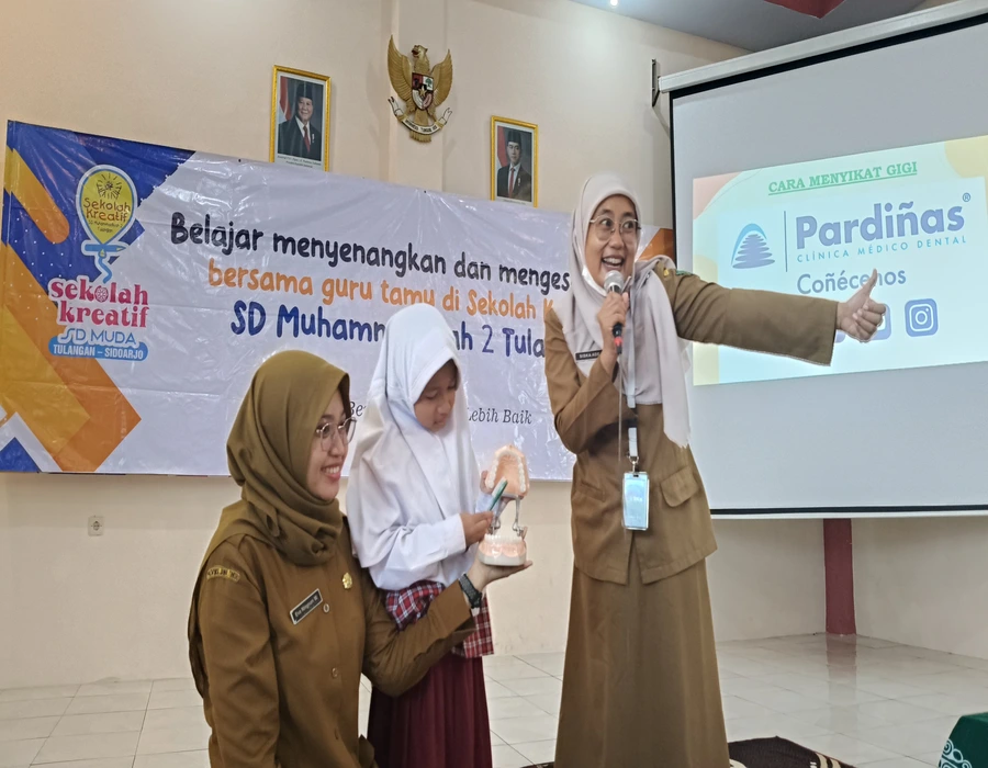 Senyum Sehat Kelas 1: Guru Tamu Ajarkan Cara Sikat Gigi yang Benar di SD Muhammadiyah 2 Tulangan