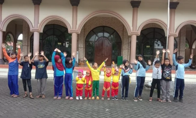 Serunya Anak-Anak Yatim Ini Ikuti Wisata Renang