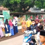 Serunya Siswa TK dan MIM Ini Bagikan Ribuan Takjil