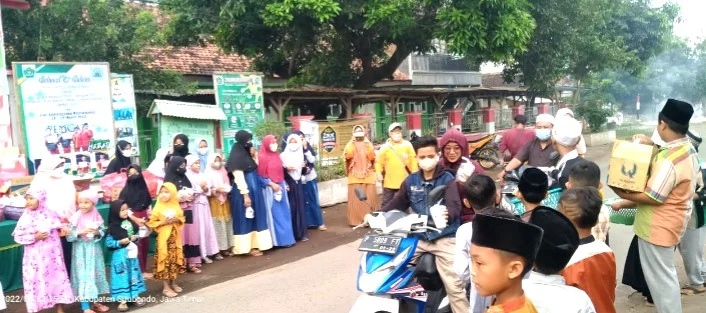 Serunya Siswa TK dan MIM Ini Bagikan Ribuan Takjil