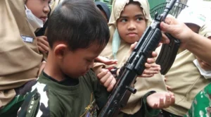 Siswa SD Mudabo Diajak Mengenal Senjata TNI