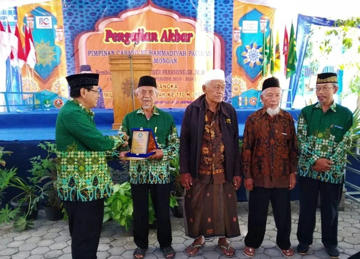 Sesepuh Muhammadiyah Paciran Terima Penghargaan