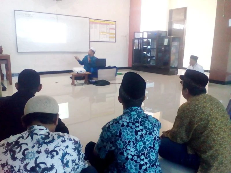 Ada Orang Shalat Bergaya Jurus Pendekar Mabuk, Seperti Ini Buktinya