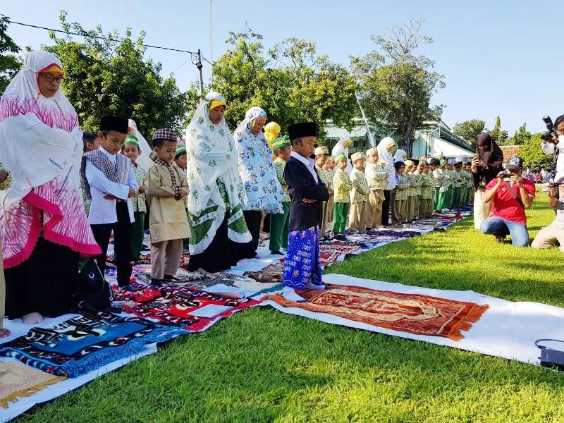 Imam dan Khatib Cilik Itu Membuat Kagum Hadirin, Begini Bacaannya