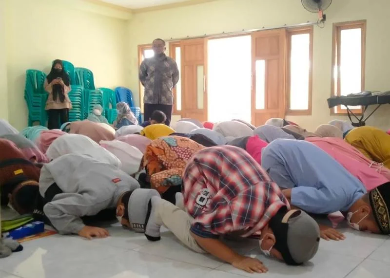 Shalat seperti Nabi Dipraktikkan Anak-Anak Ini