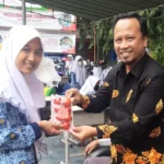 Kepala Smamsatu Dapat Hadiah Tomat Hasil Panen Siswa Spemutu