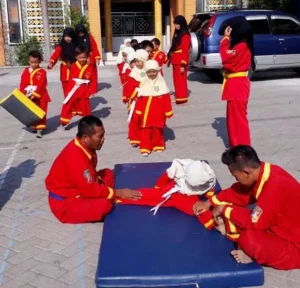 Berlatih Rol dan Cium Lutut, Pesilat Cilik Ini Minta Mengulang Berkali-kali