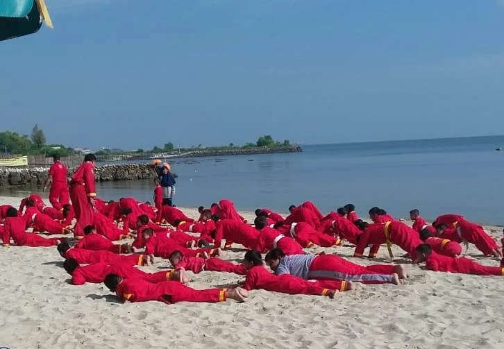 Asyiknya Latihan Silat Bergumul di Atas Pasir Putih