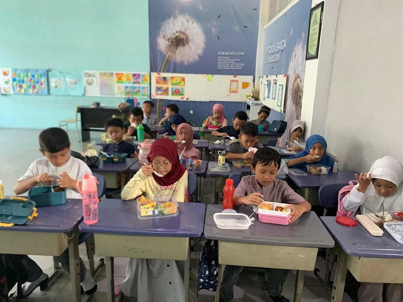 Aksi Siswa Berlian School Isi Piringku di Sarapan Sehat dan Bergizi