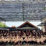 Siswa MAM 8 Lamongan Belajar Bahasa Langsung di Kafe
