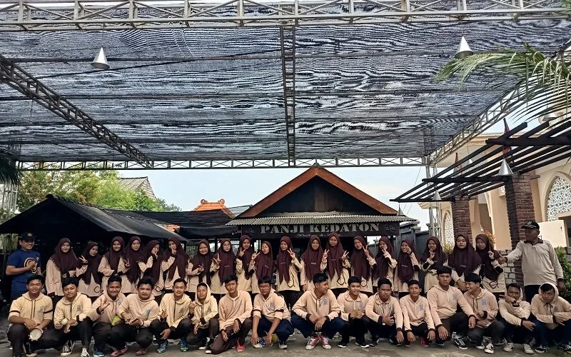 Siswa MAM 8 Lamongan Belajar Bahasa Langsung di Kafe