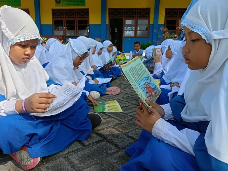 Lomba Karya Tulis Warnai Literasi MI Islamiyah Mojopetung